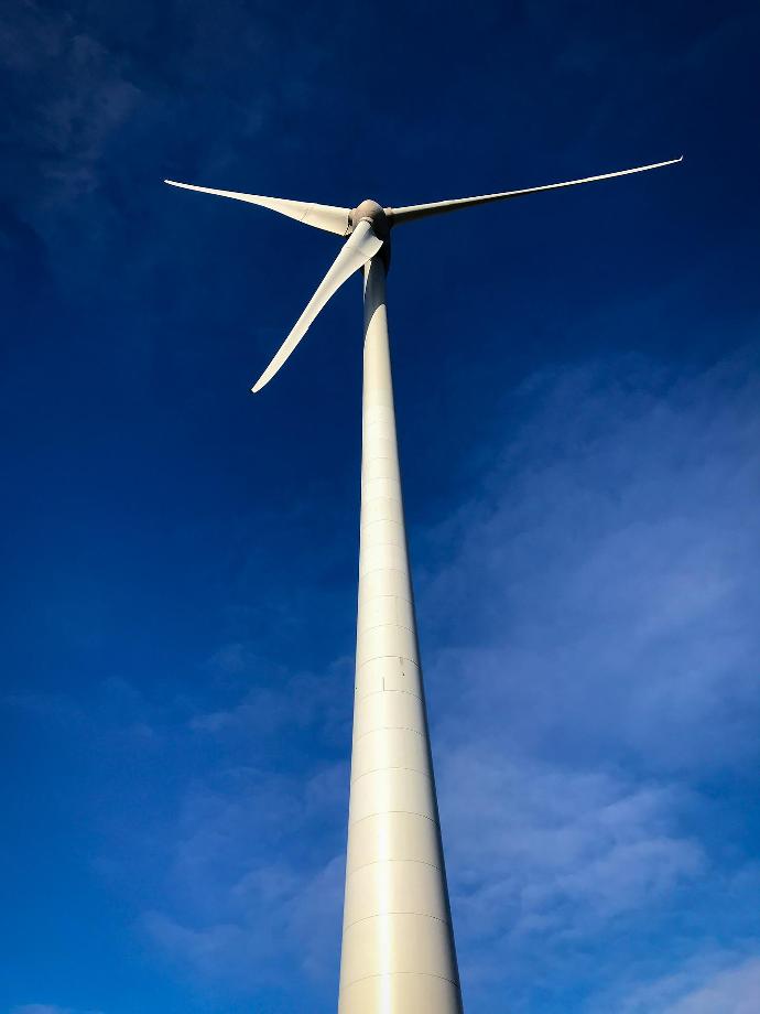 Eolienne sur fond de ciel bleu